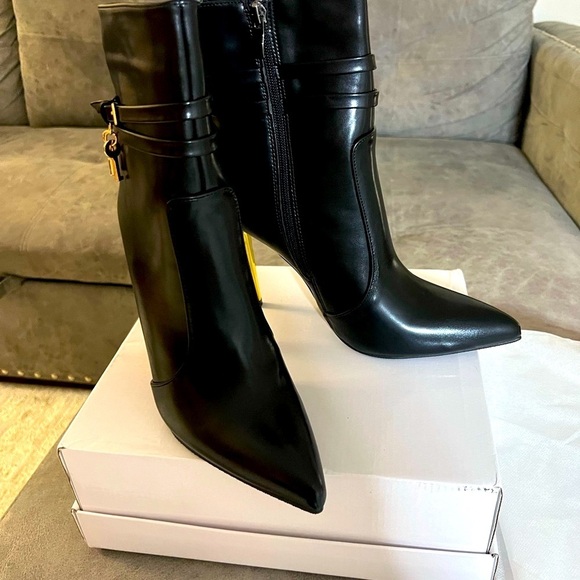 Elegant Black and Gold Heeled Boots with Pointed Toe - Picture 4 of 15